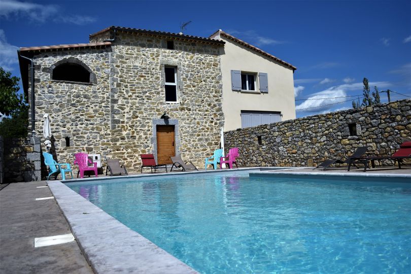 Gite de groupe avec piscine en Ardèche