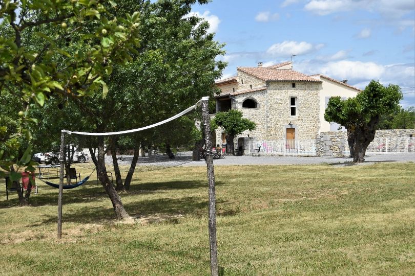 Terrain de volley ball au Domaine de Miegessolle, gite grande capacité d'accueil en Ardèche